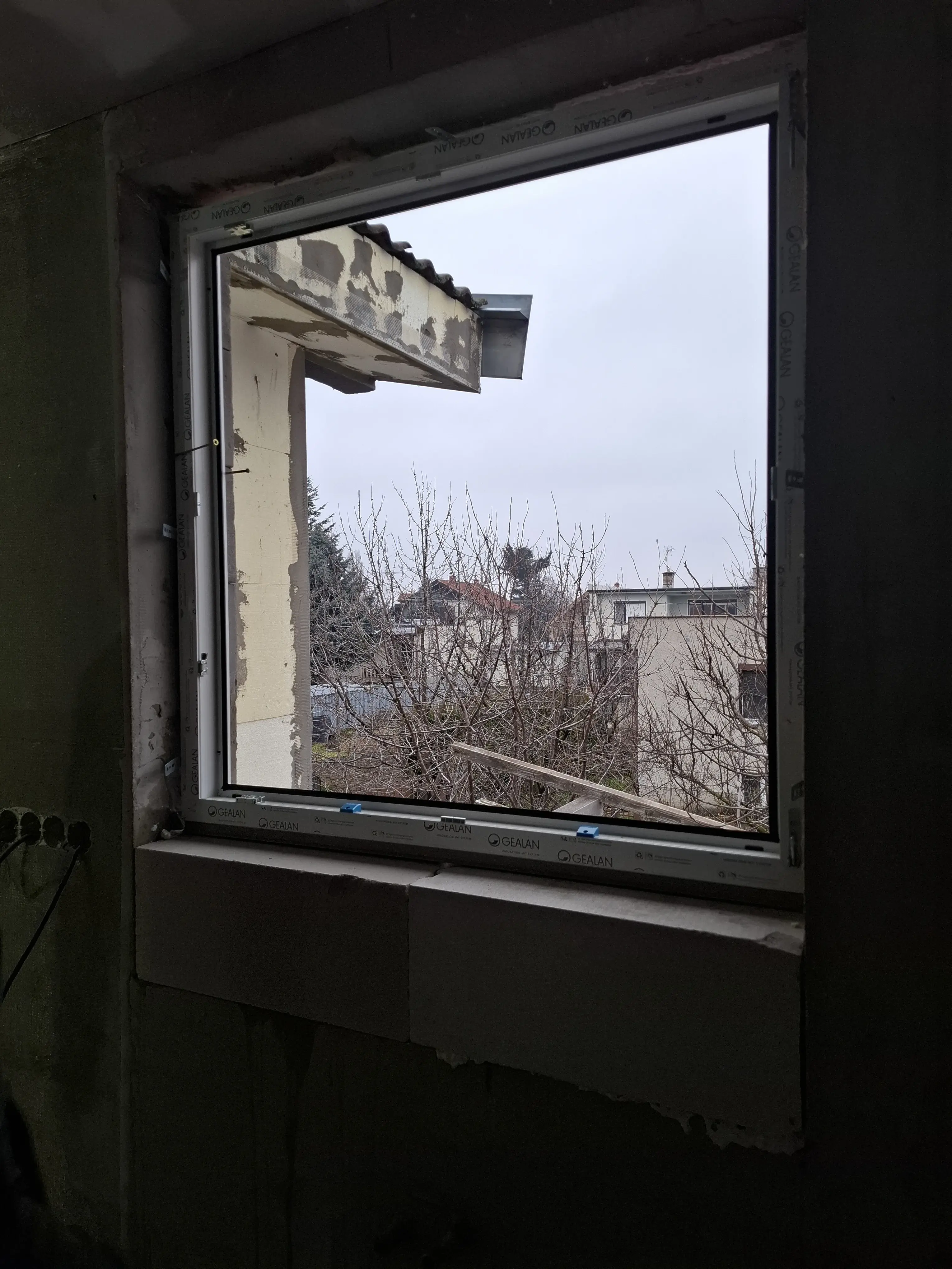 Montáž balkónovej zostavy + jedného okna do montážnej peny vo Veľkej Mači v okrese Galanta na rodinnom dome