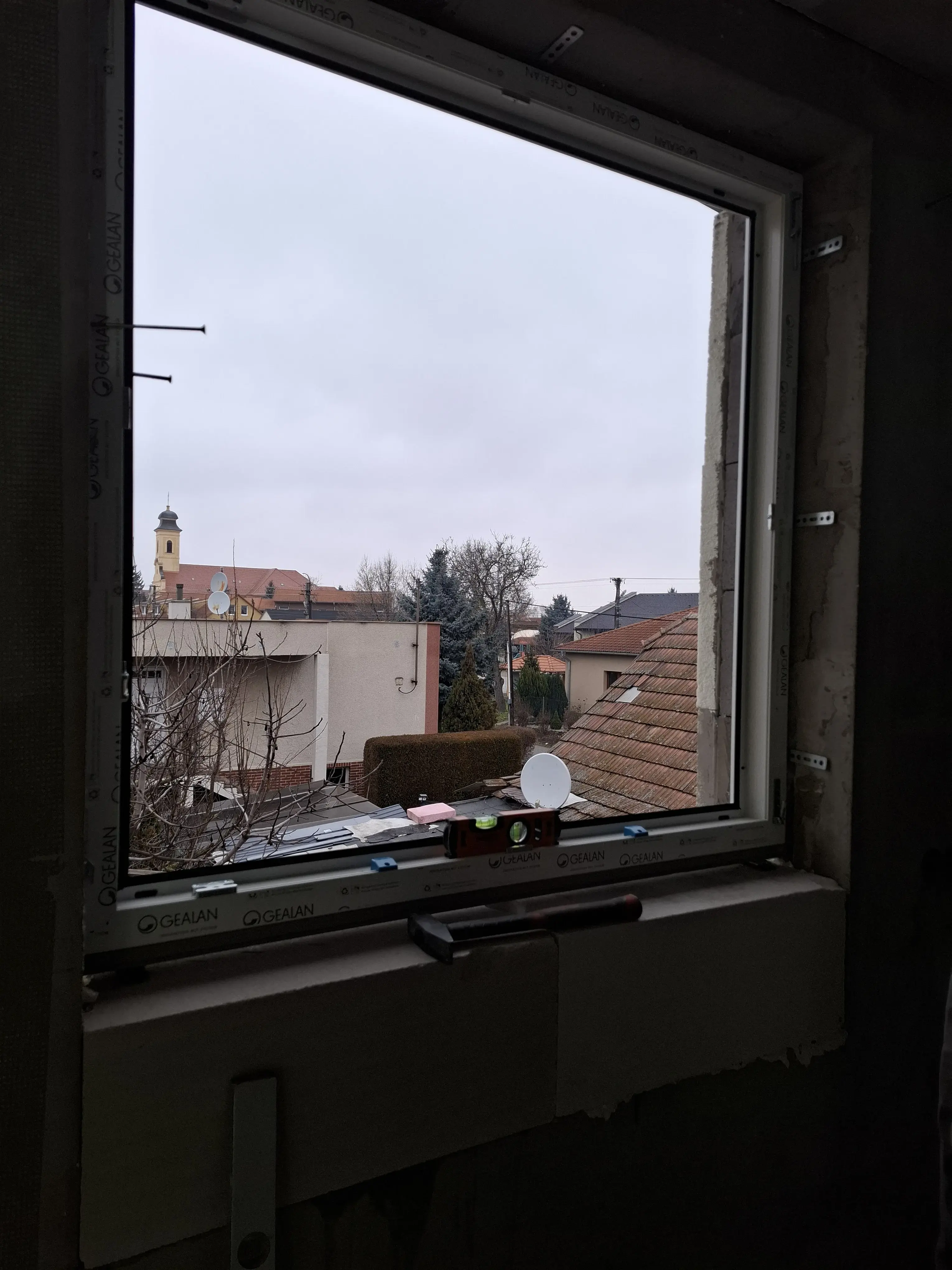 Montáž balkónovej zostavy + jedného okna do montážnej peny vo Veľkej Mači v okrese Galanta na rodinnom dome - Galéria 4
