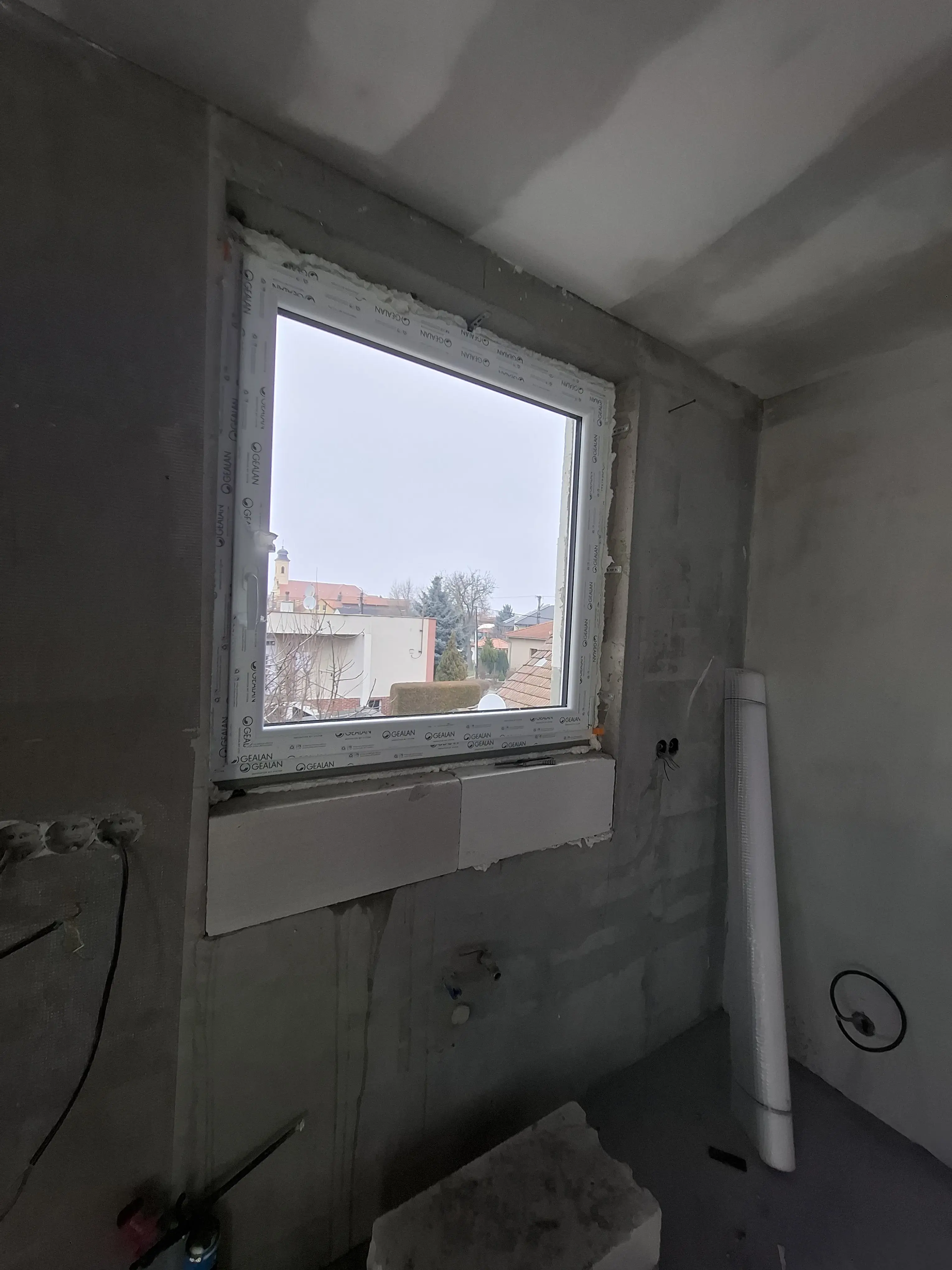 Montáž balkónovej zostavy + jedného okna do montážnej peny vo Veľkej Mači v okrese Galanta na rodinnom dome - Galéria 9