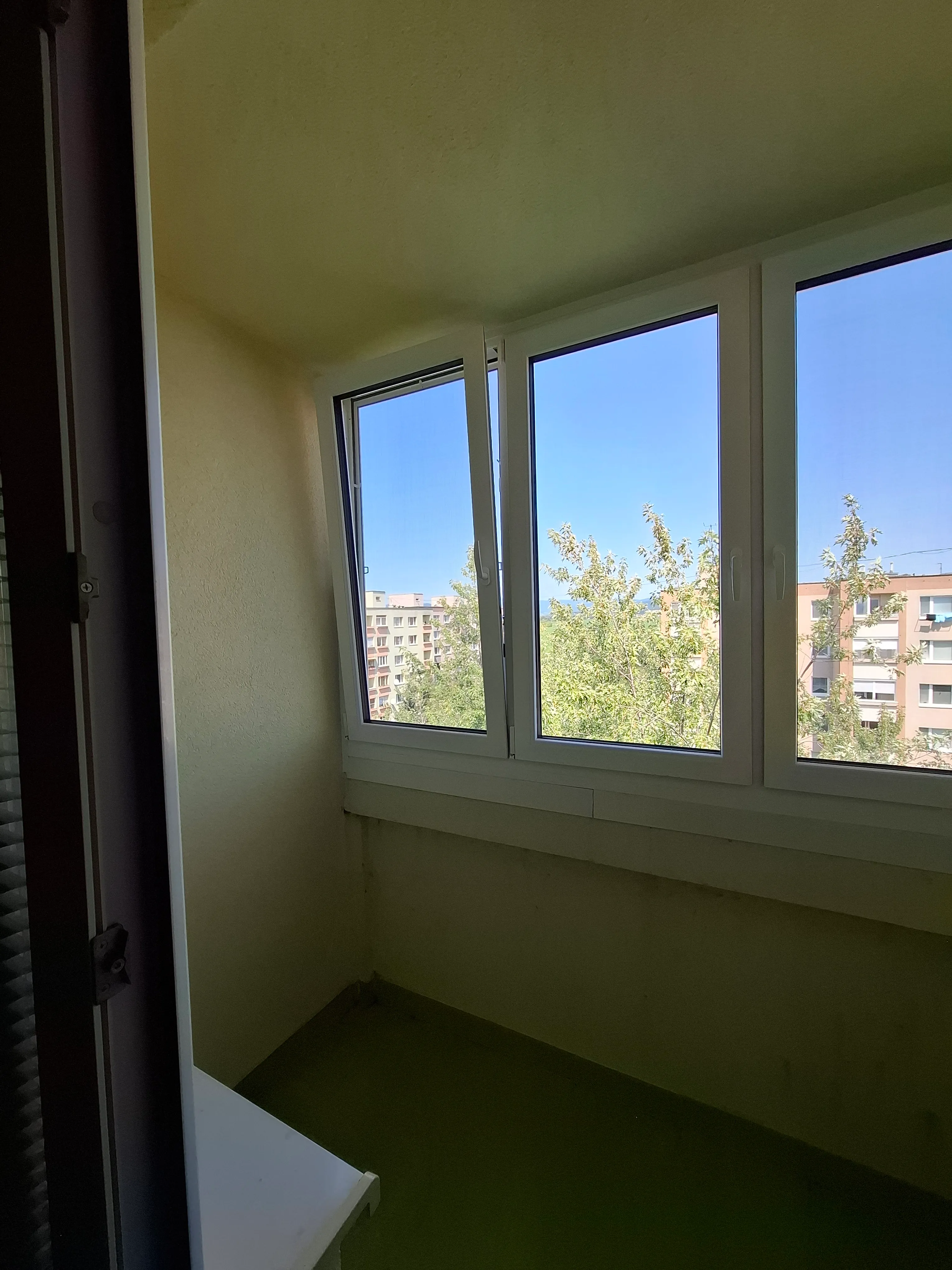 Montáž okna na balkóne v Prievidzi do peny