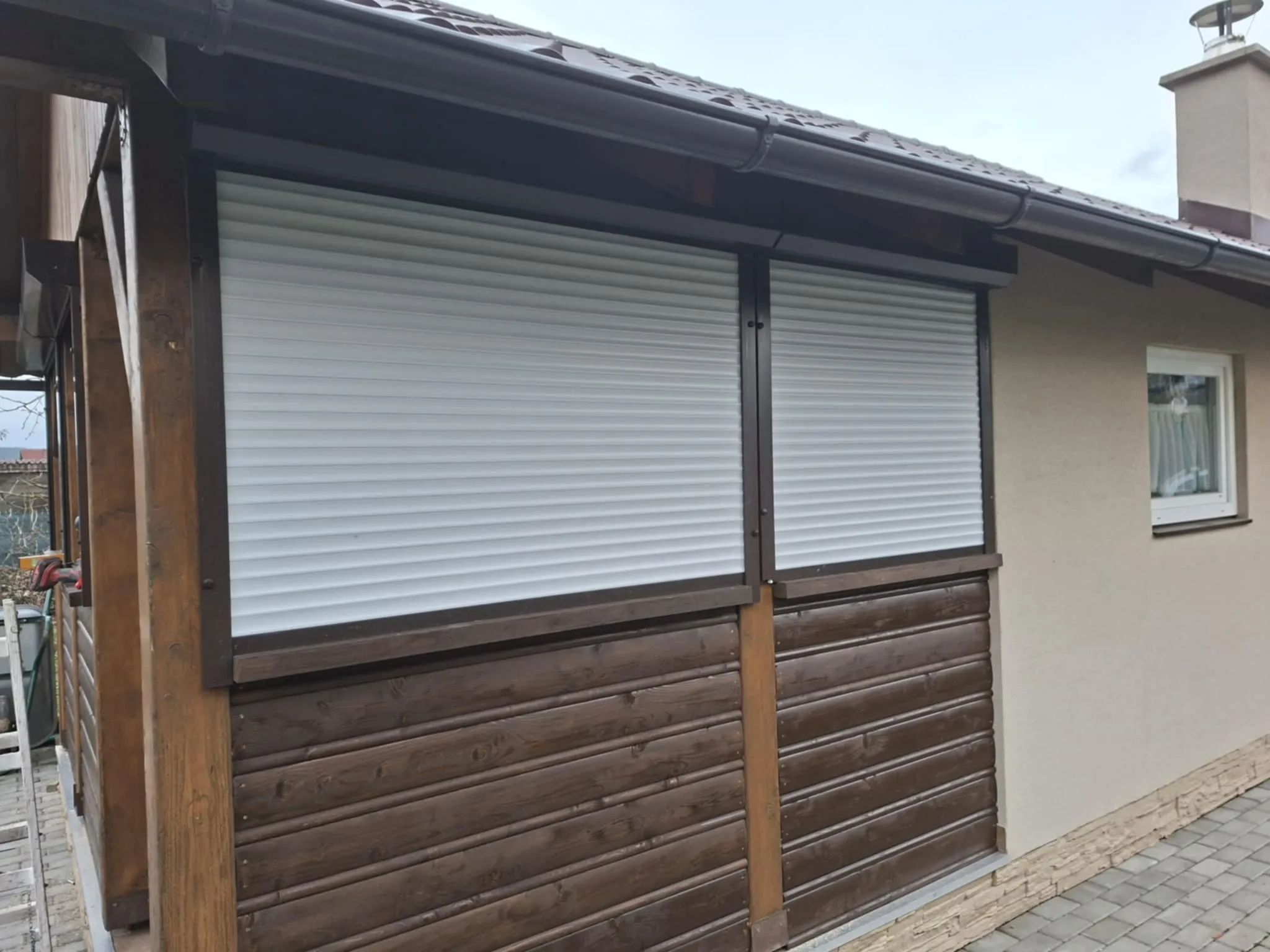 Montáž vonkajších roliet v Prievidzi na chatke