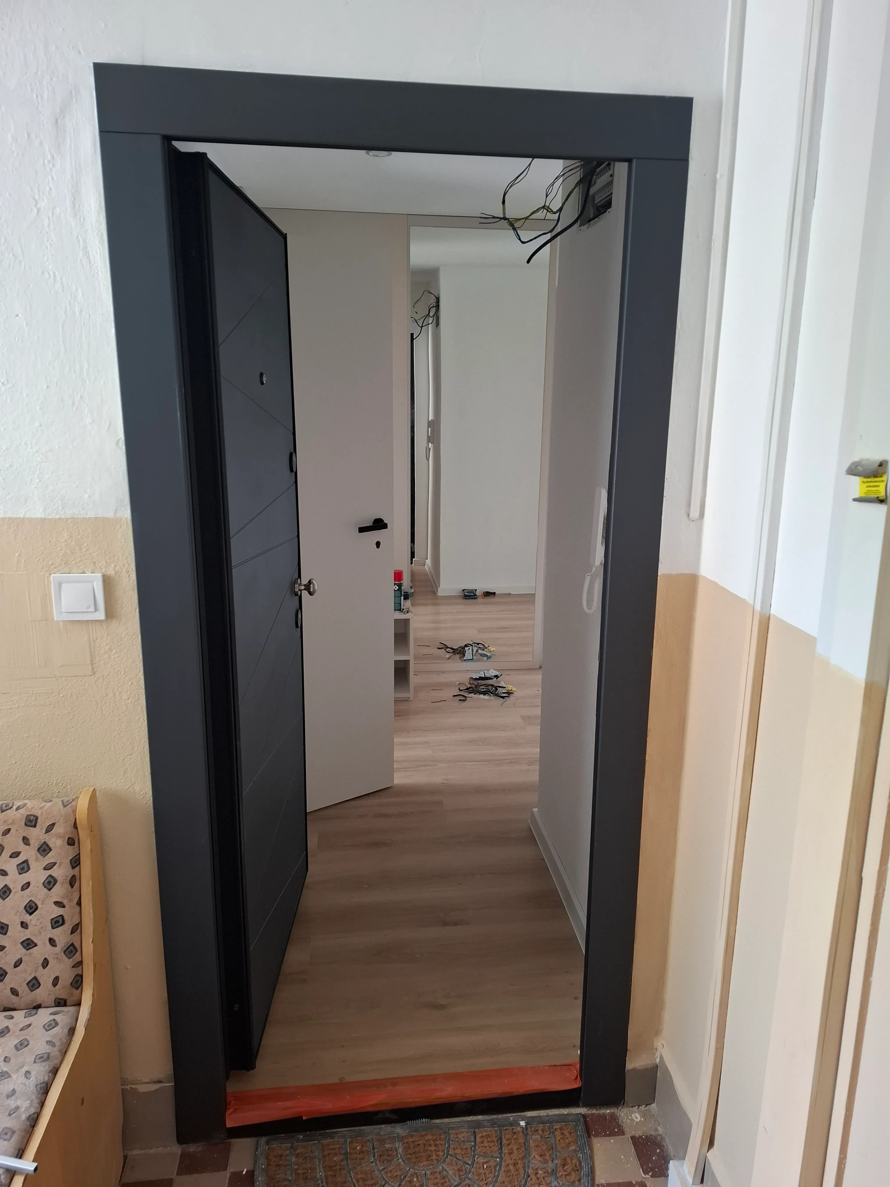 Výmena bytových vchodových dverí, komplet vybratie starých + osadenie nových, murárske práce - Staré sídlisko, Prievidza - Galéria 9