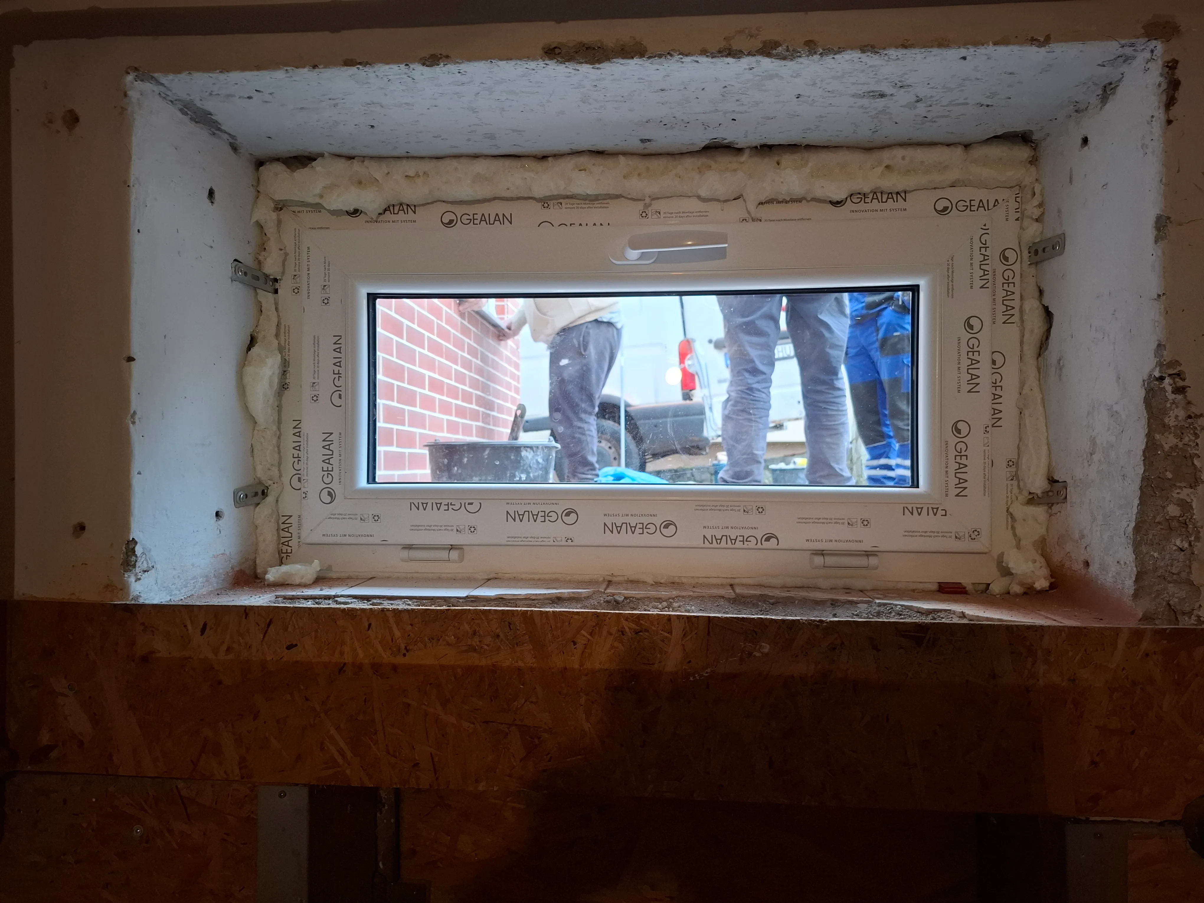 Výmena okien a dverí v Krnči, vybratie starých okien a dverí a osadenie nových okien a dverí do montážnej peny - Galéria 3