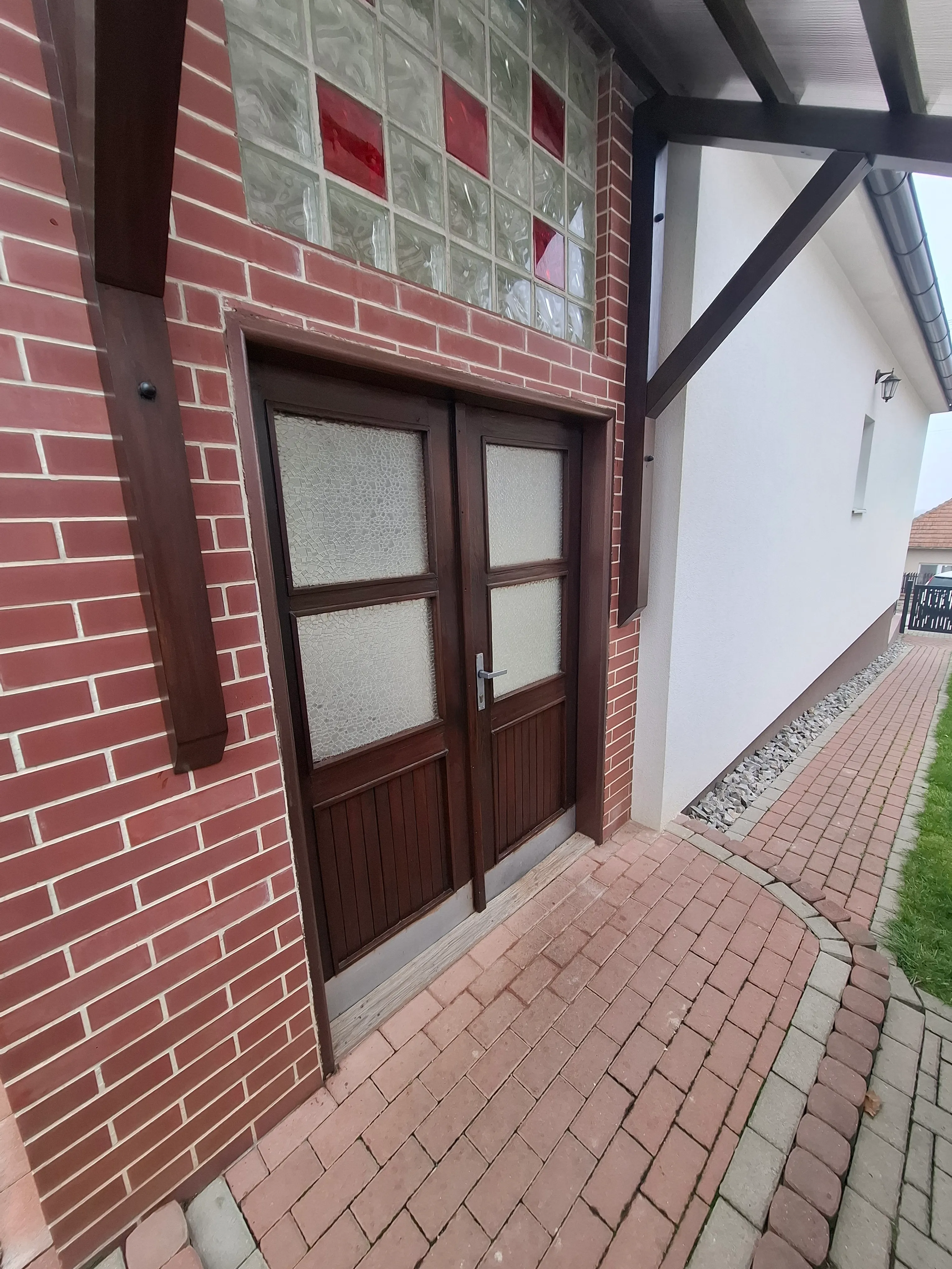 Výmena okien a dverí v Krnči, vybratie starých okien a dverí a osadenie nových okien a dverí do montážnej peny - Galéria 17
